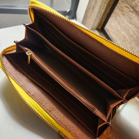 Women's Wallet - Picture 3 of 6